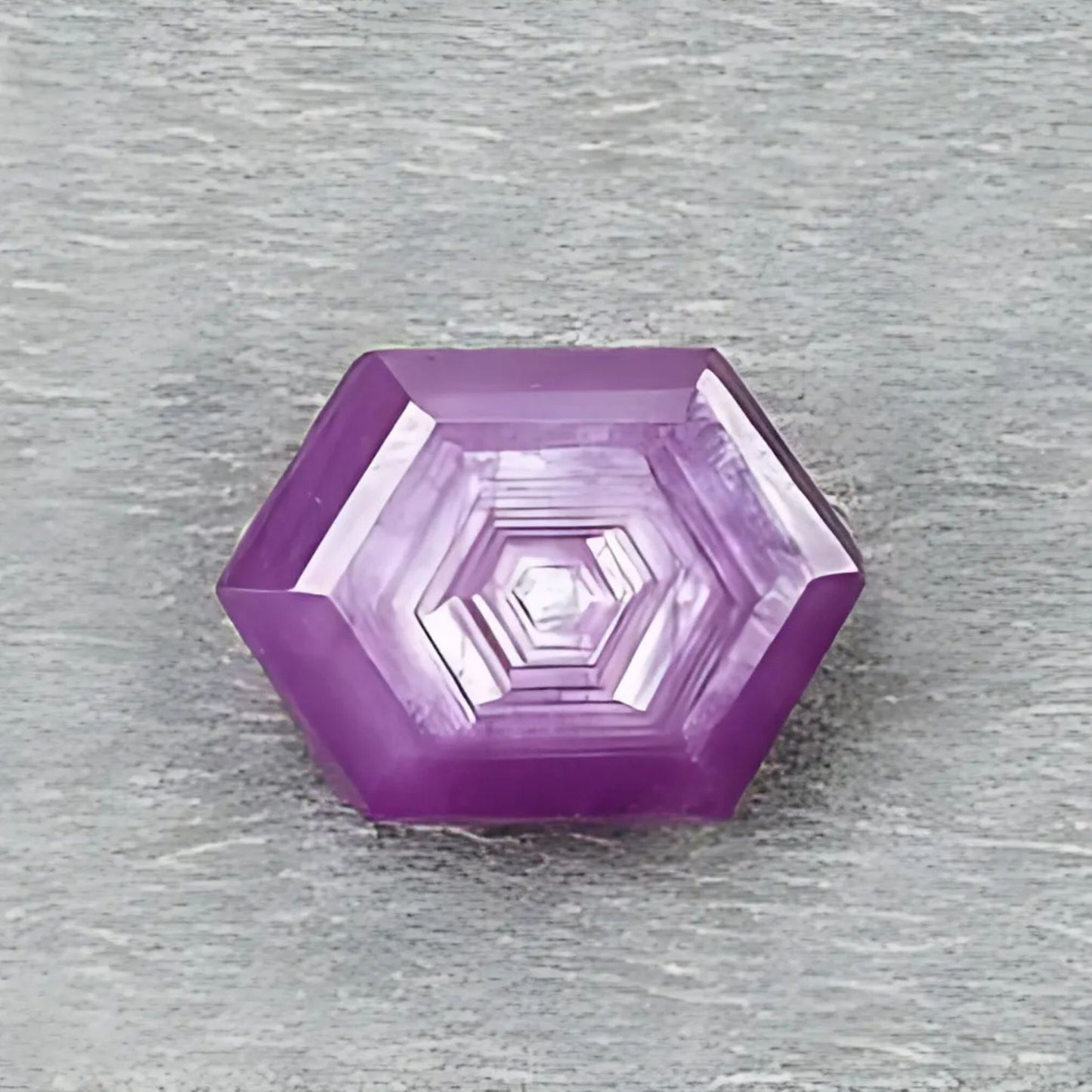 ラズベリールビー六角形ステップカット