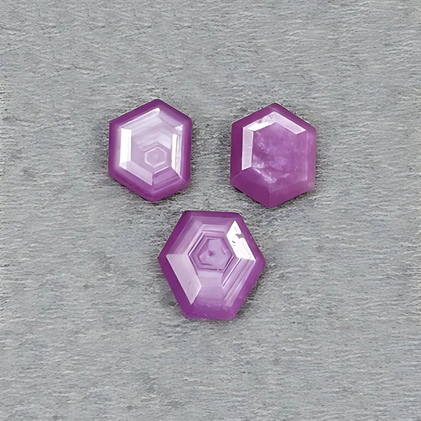 Saphir framboise, forme hexagonale à facettes