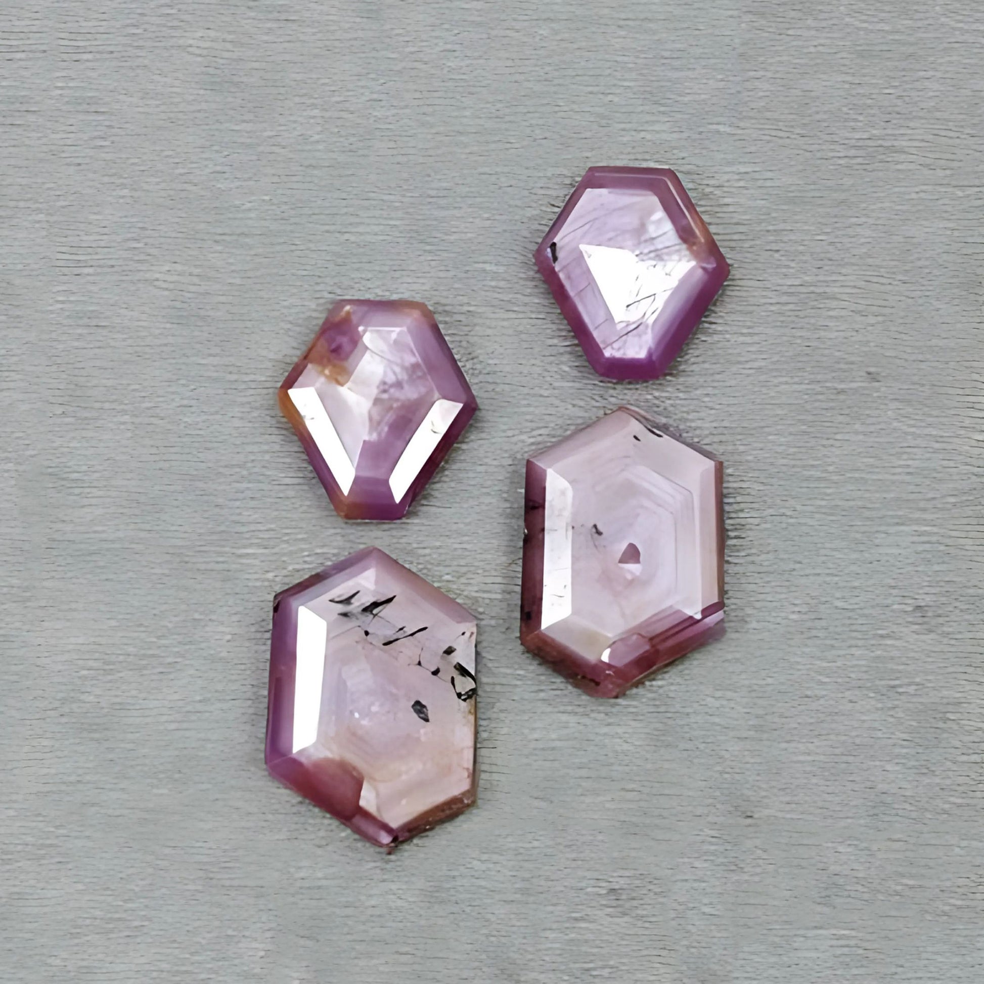 أحجار كريمة طبيعية غير معالجة