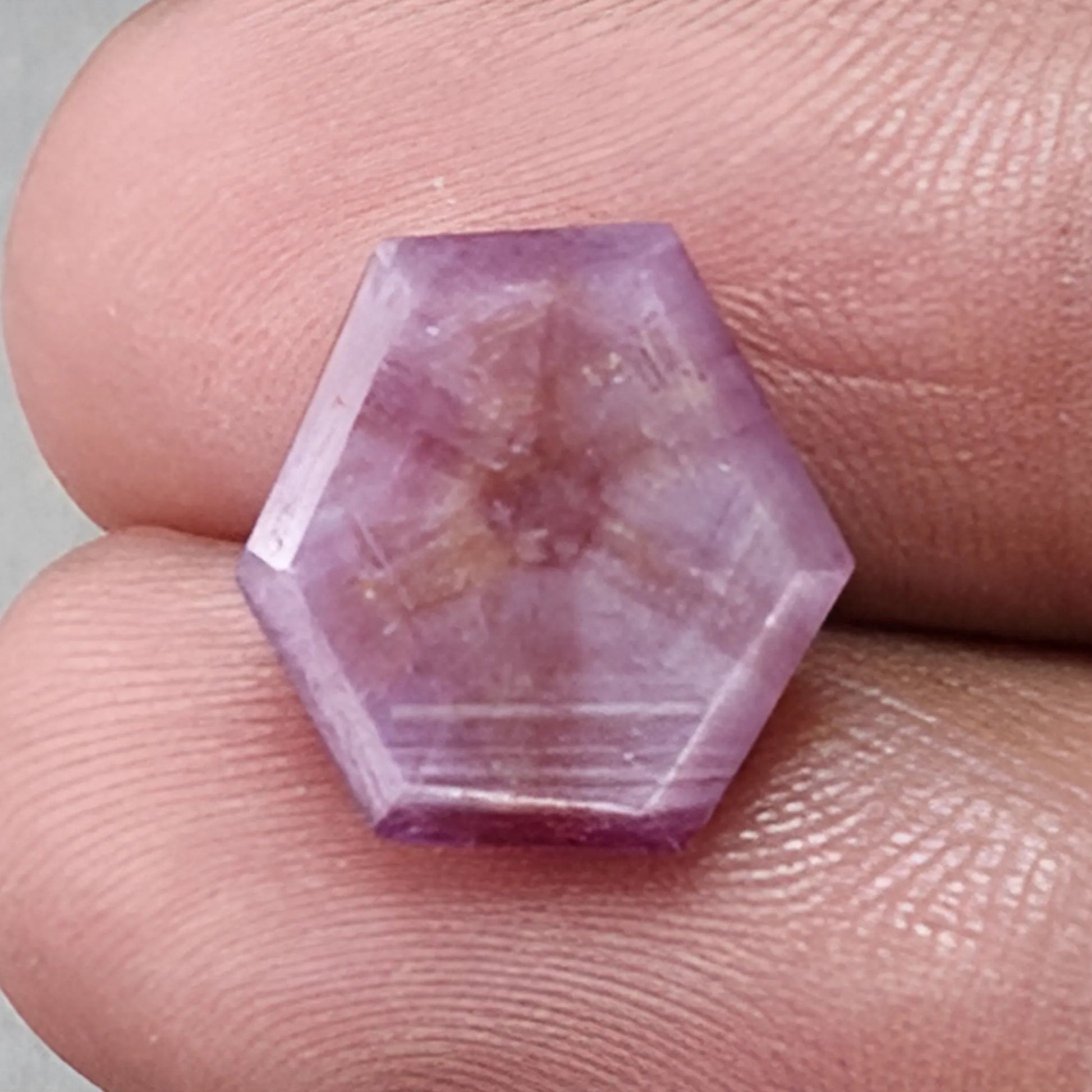 zaffiro trapiche taglio sfaccettato a forma esagonale