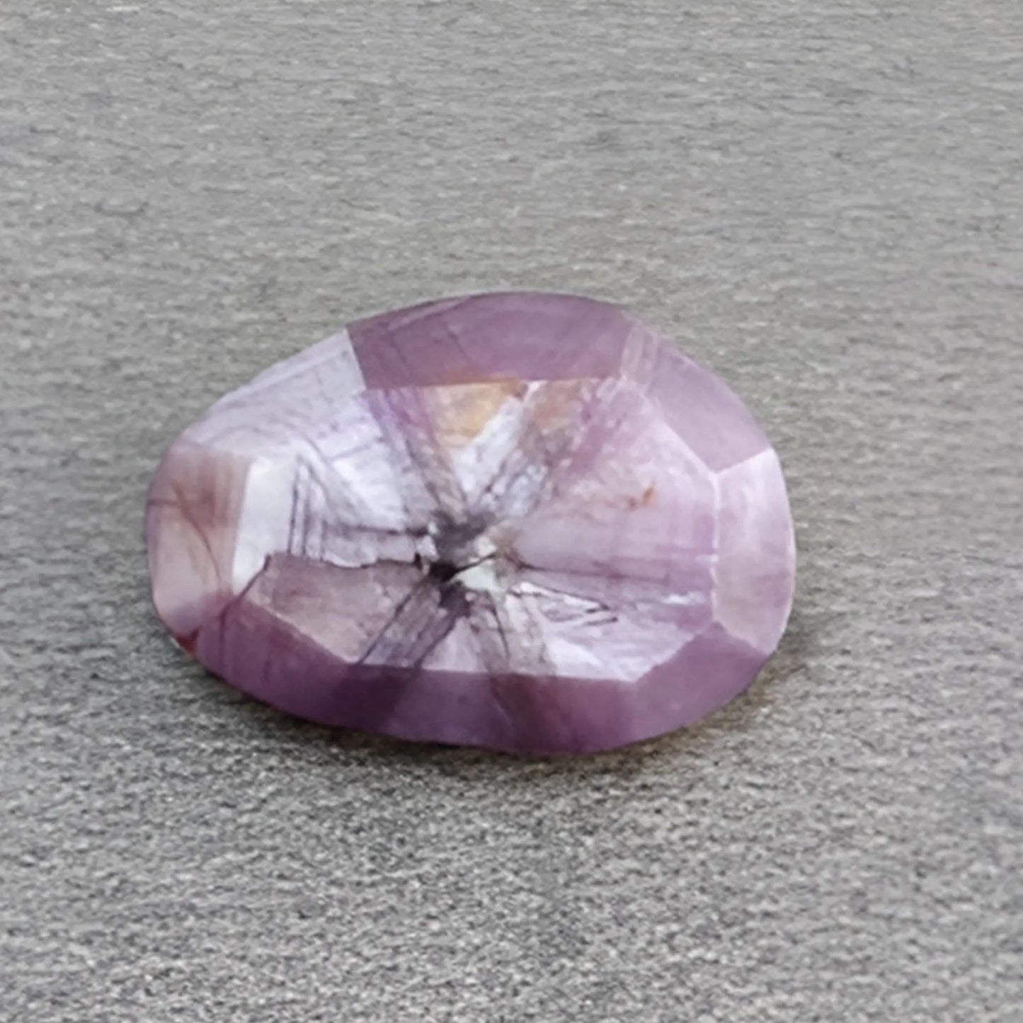 حجر ترابيشي من الياقوت الأزرق، شكل فاخر، مقطوع بأوجه