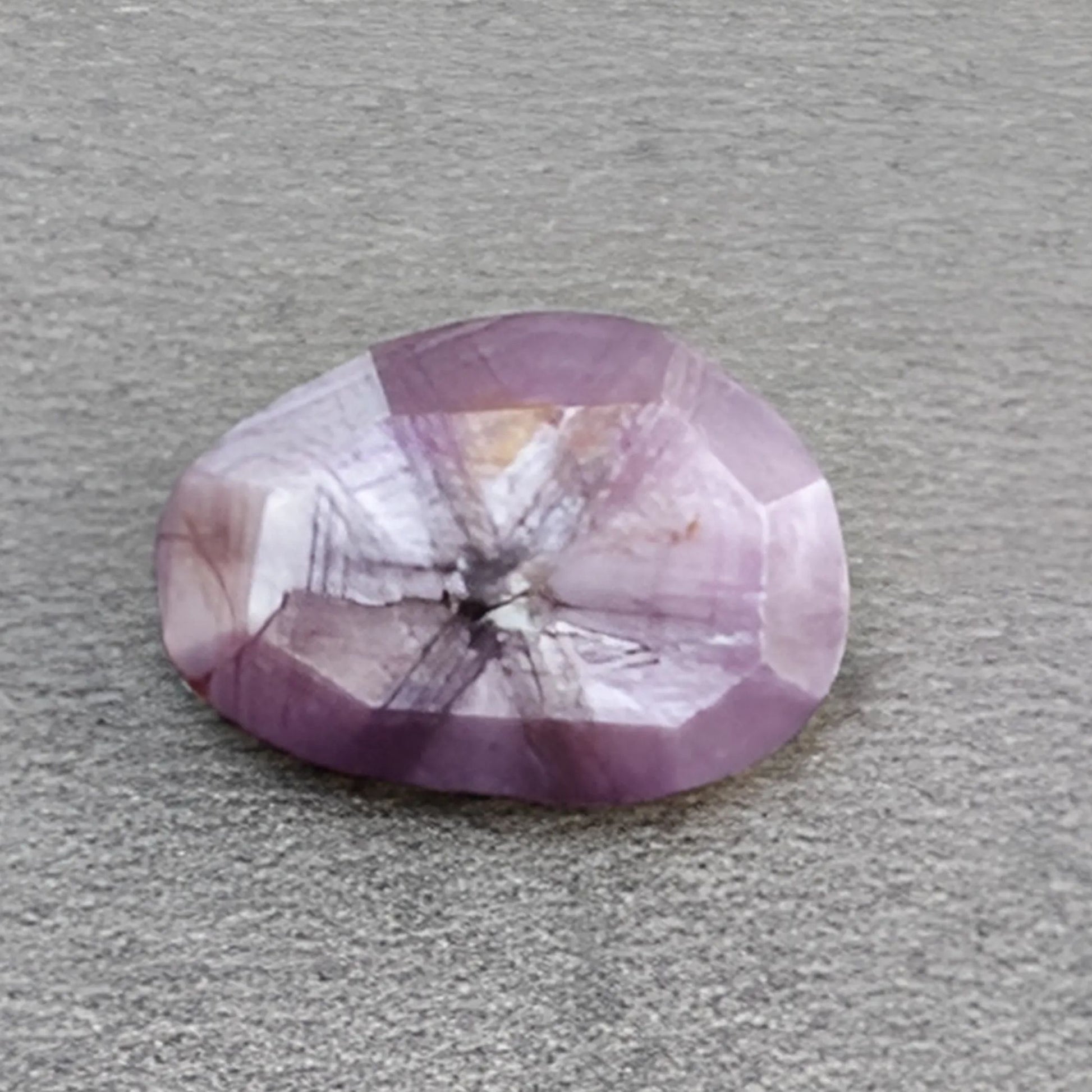 حجر ترابيشي من الياقوت الأزرق، شكل فاخر، مقطوع بأوجه