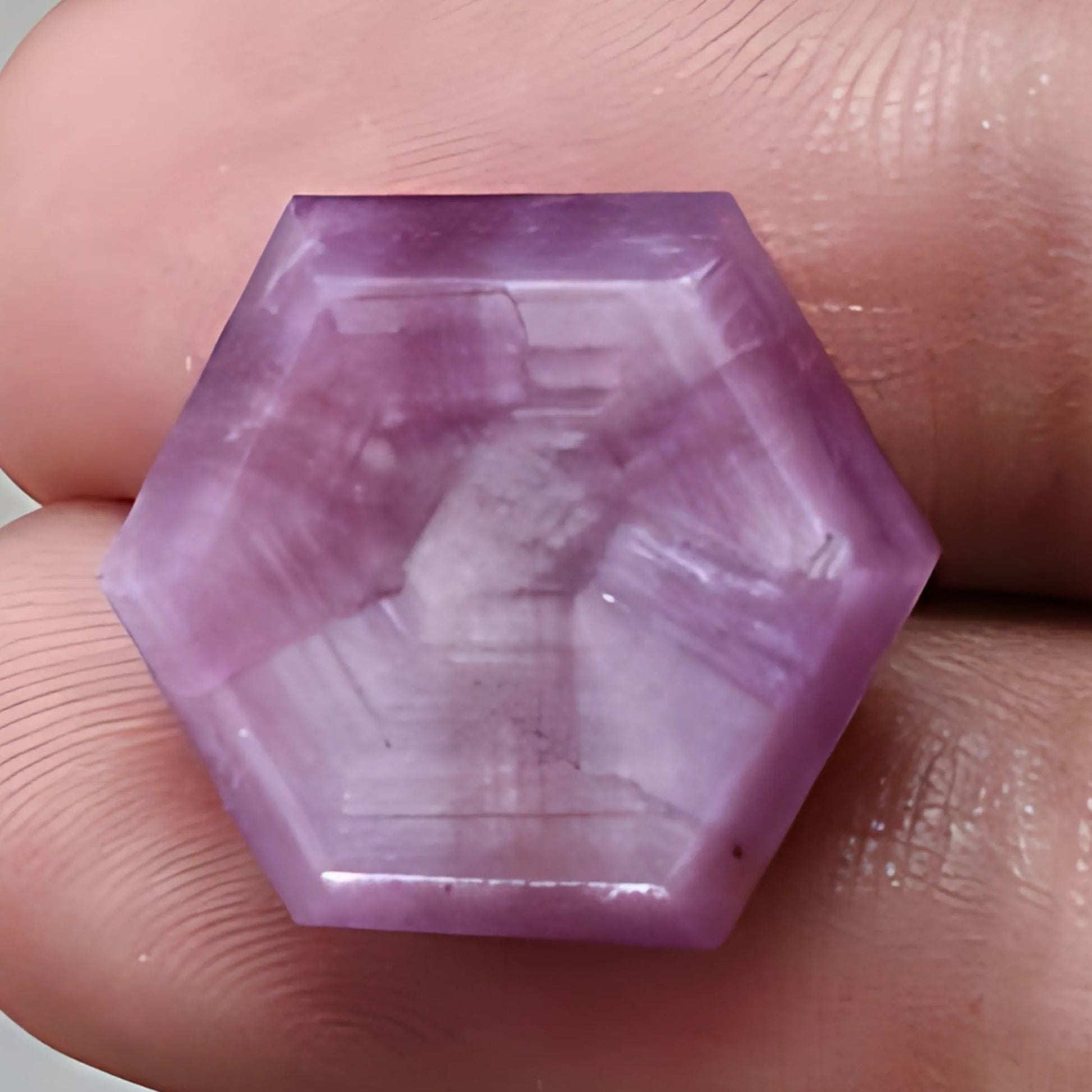 zaffiro trapiche taglio sfaccettato a forma esagonale