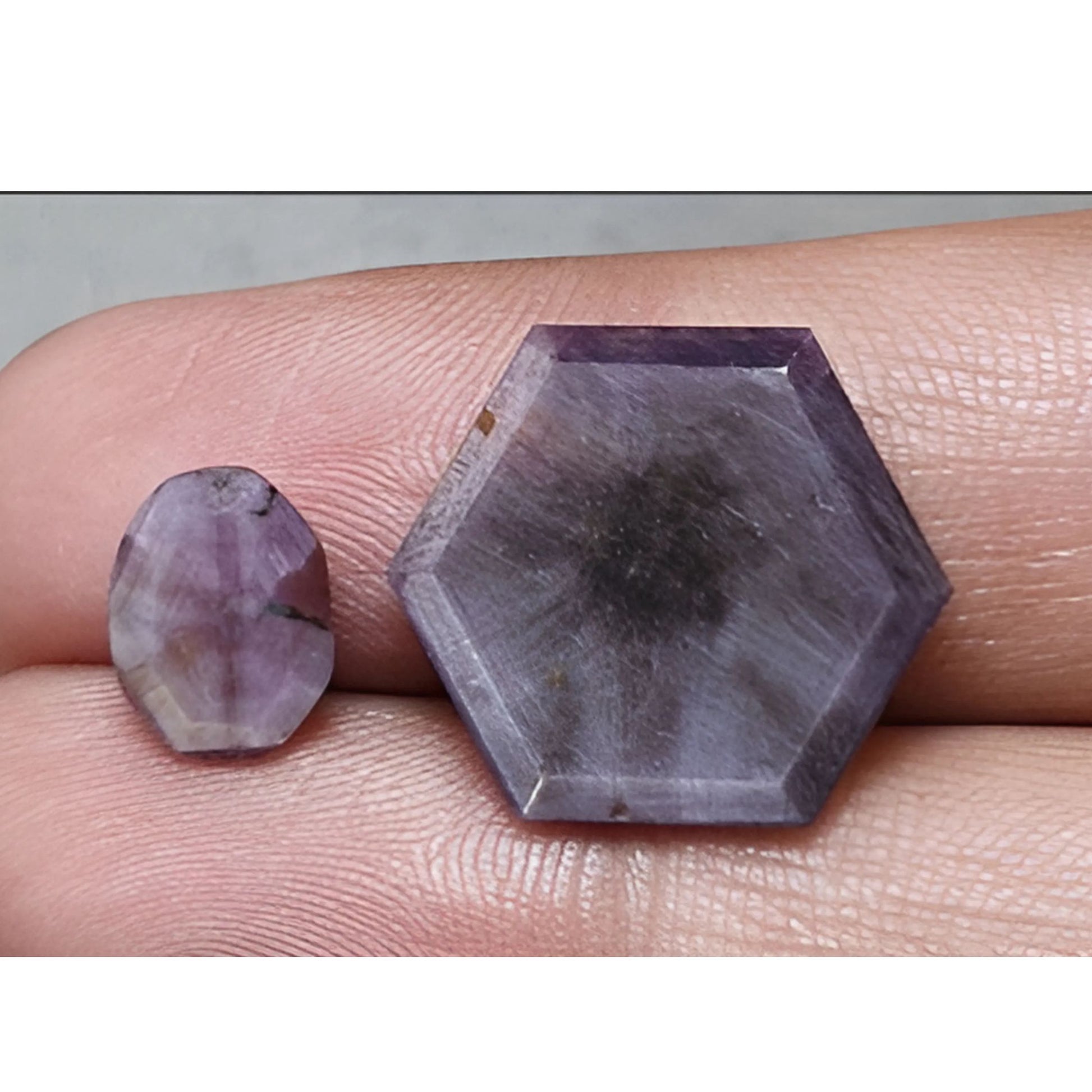 حجر ياقوت أزرق سداسي الشكل، مقطوع بشكل متعدد الأوجه