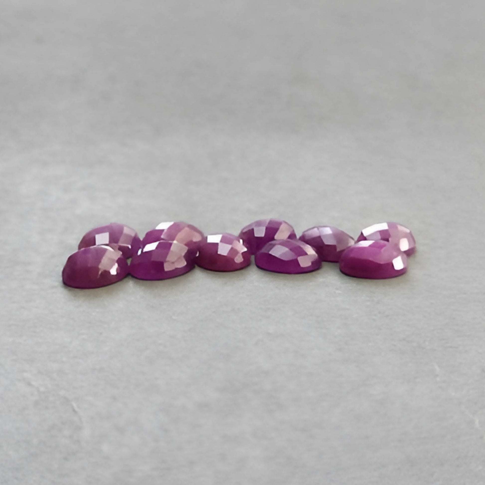 Himbeerfarbener Rubin, natürlicher, unbehandelter Edelstein