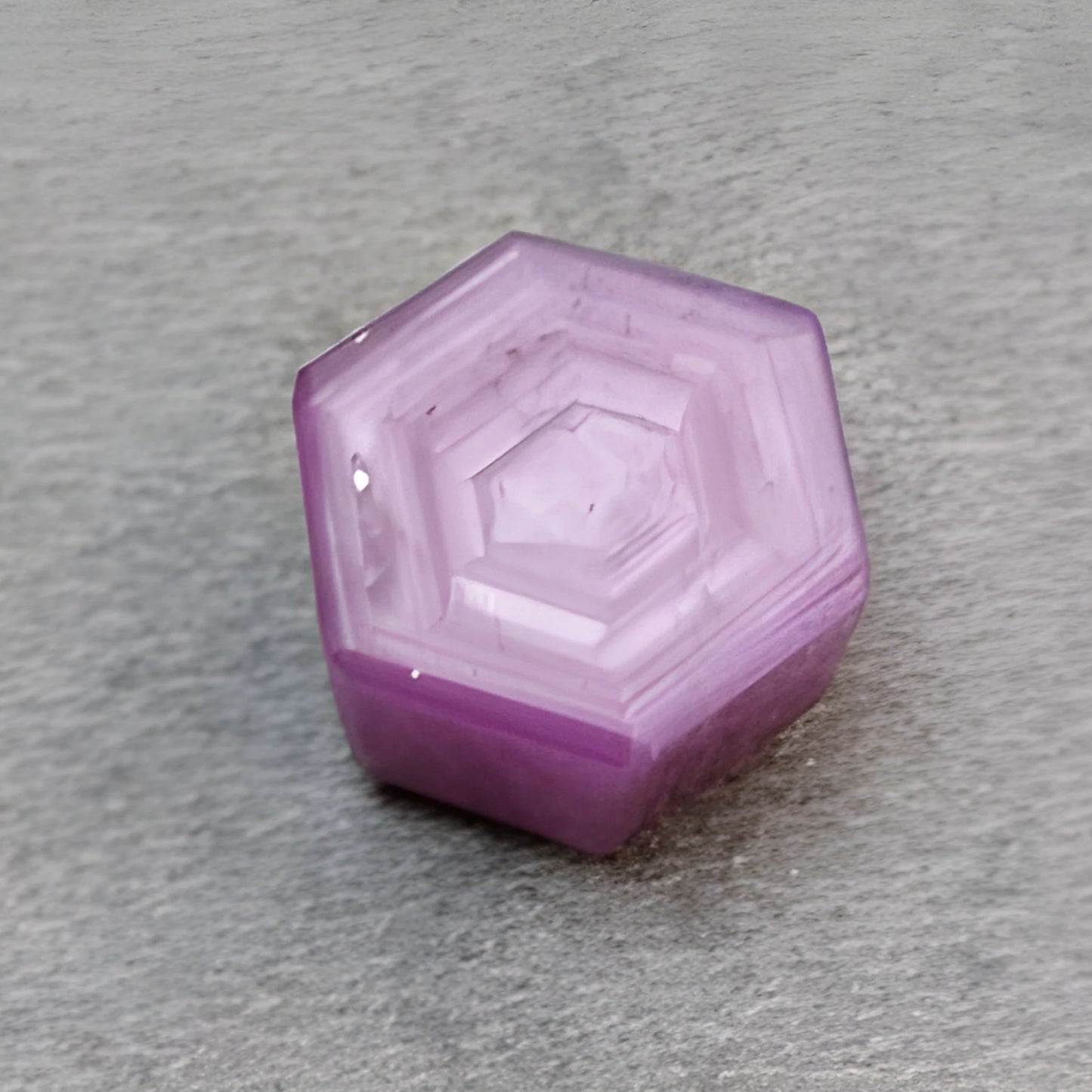 覆盆子红宝石色六边形刻面切割