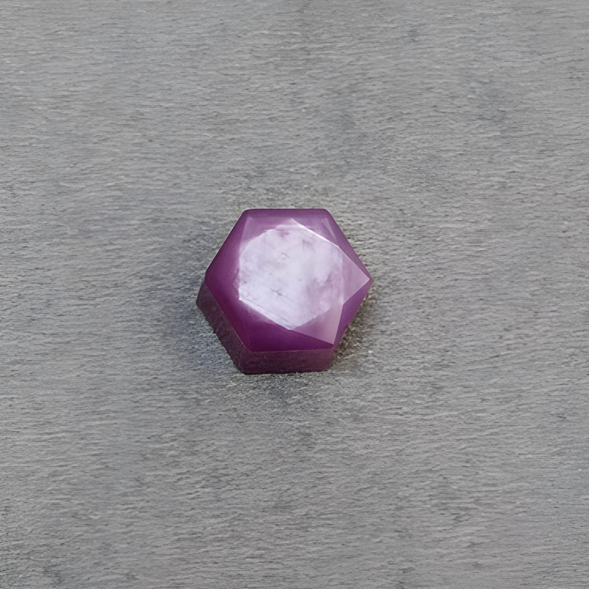 rubis framboise taillé à facettes