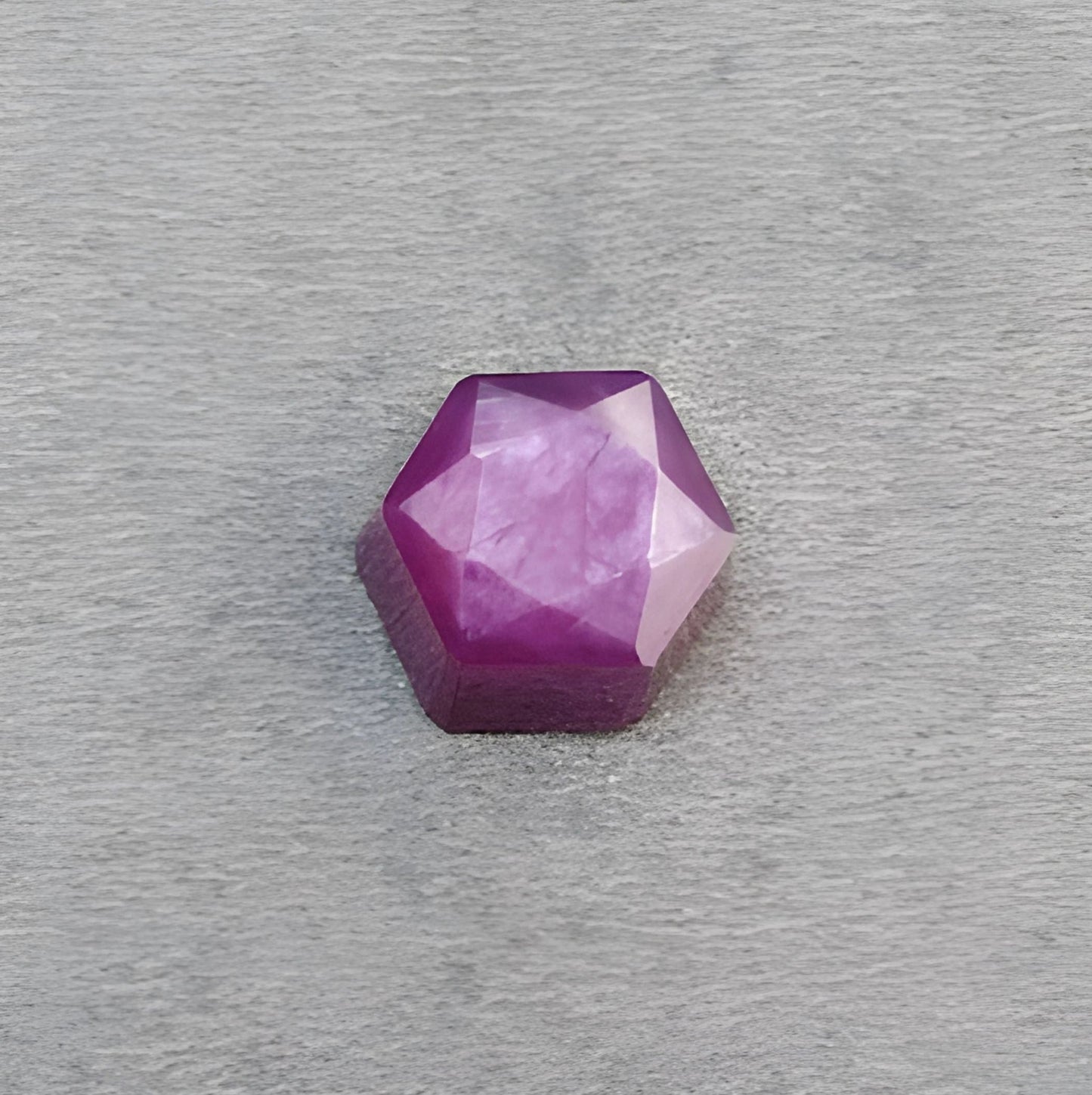 ラズベリールビー 六角形のファセットカット