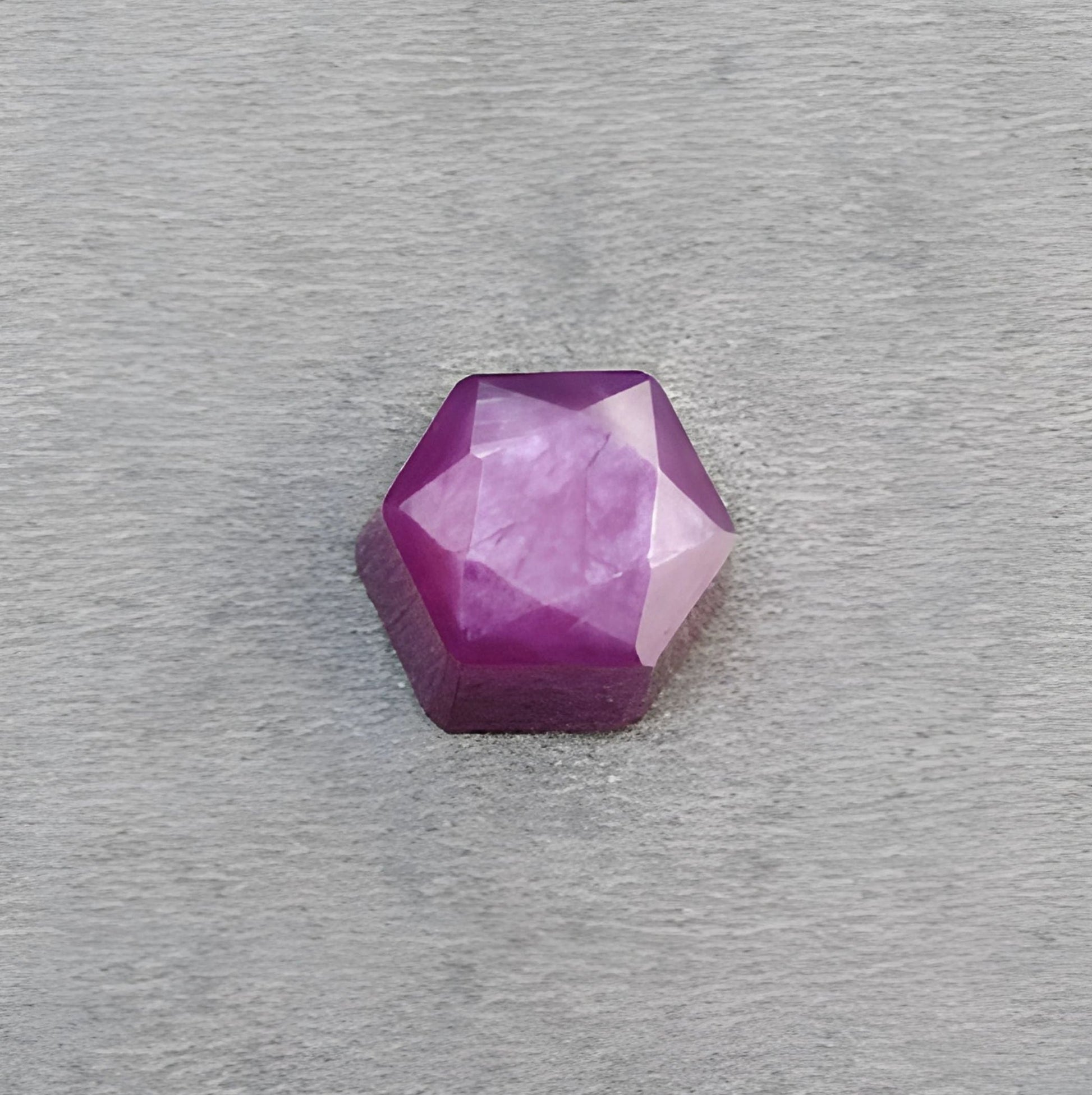 ラズベリールビー 六角形のファセットカット