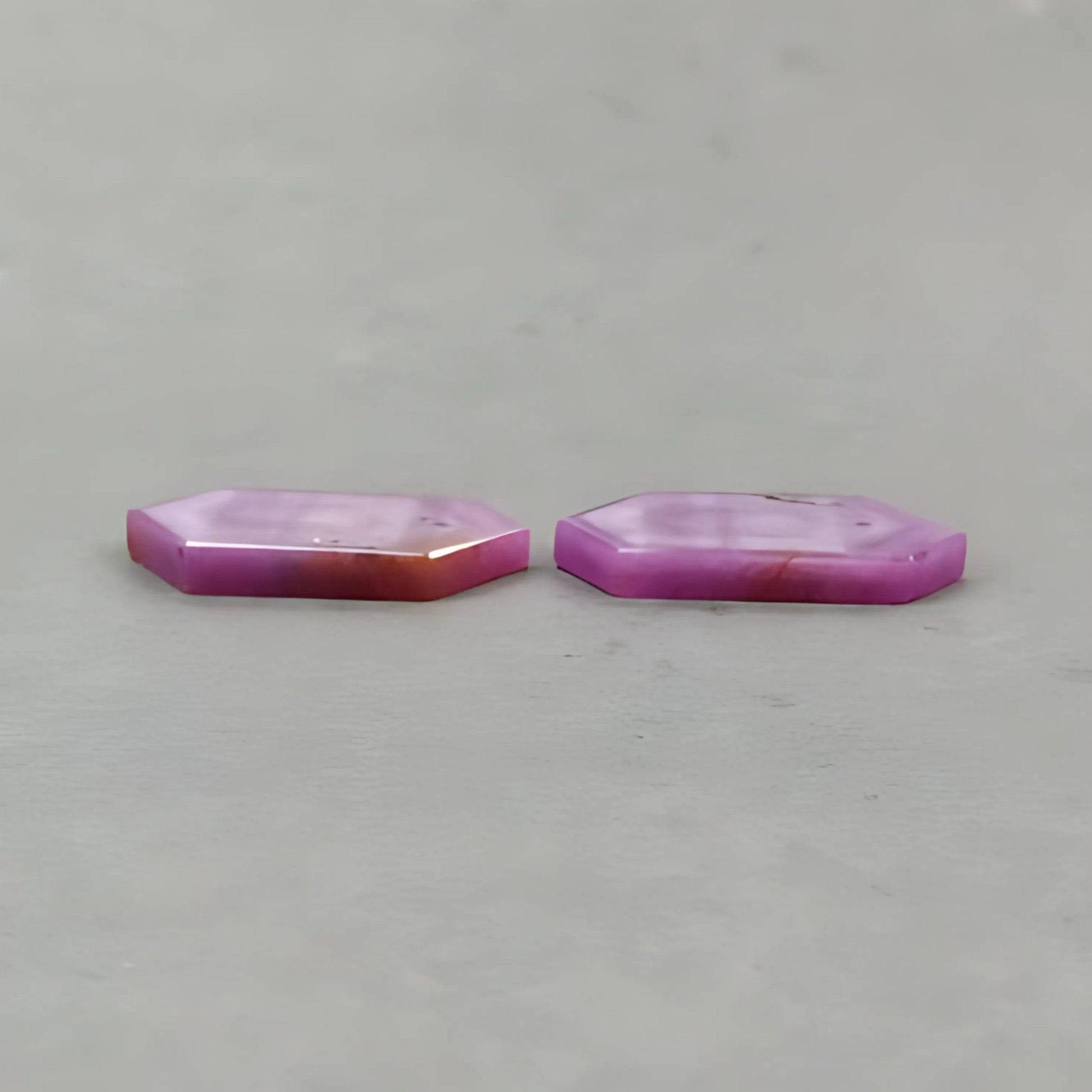 天然未処理ルビーの平らなスライスの宝石