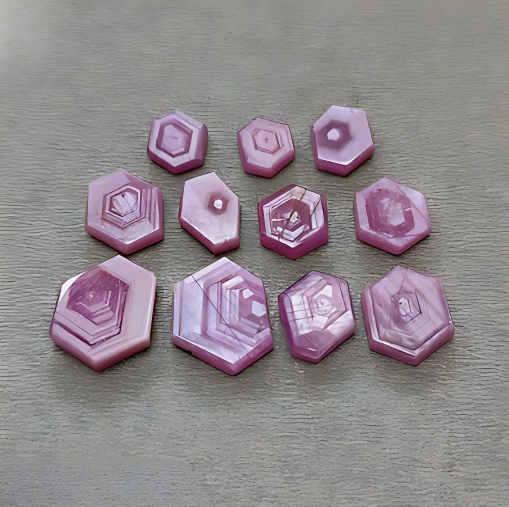 fette piatte di forma esagonale di rosmarino rubino