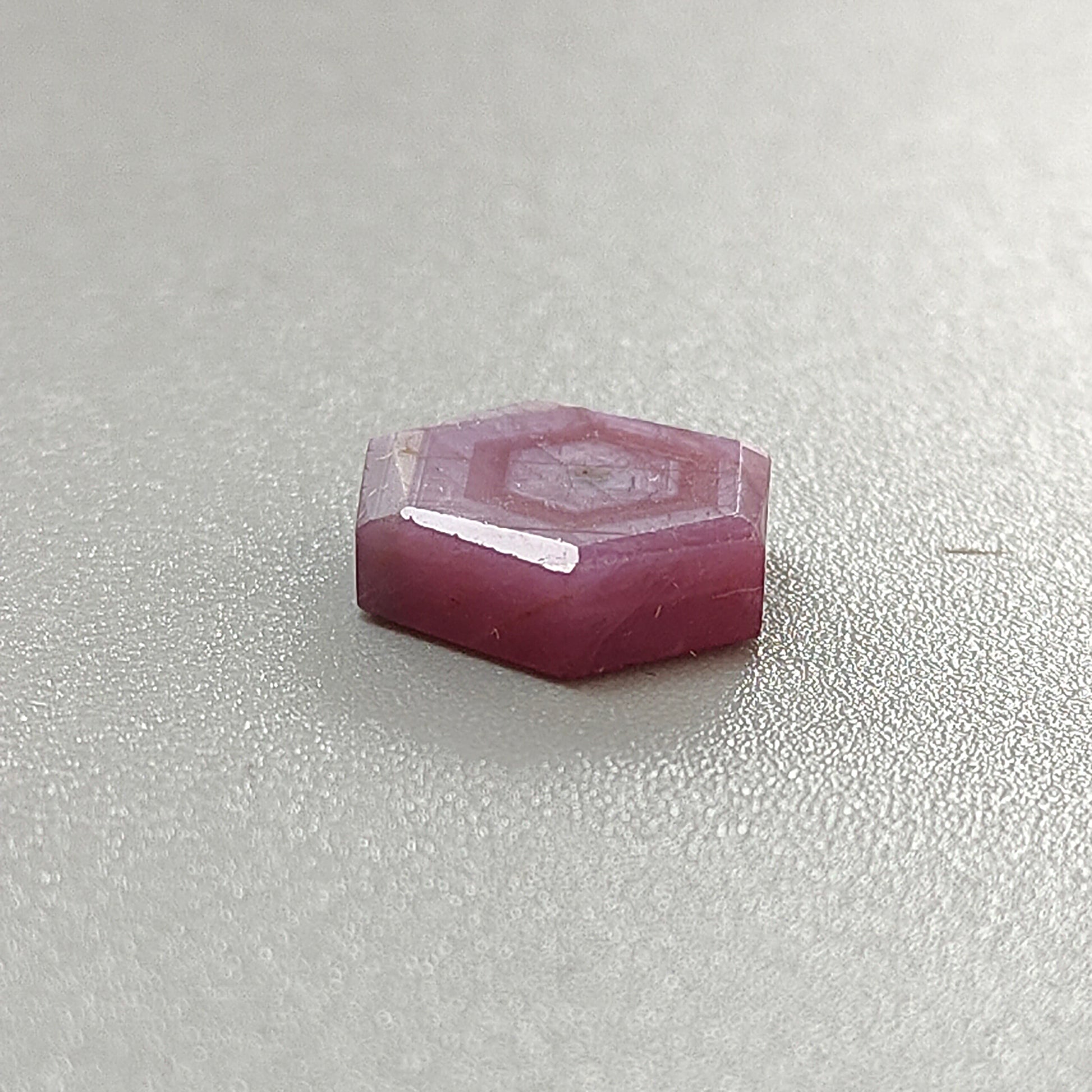 天然未処理ピンクサファイアの平らなスライス
