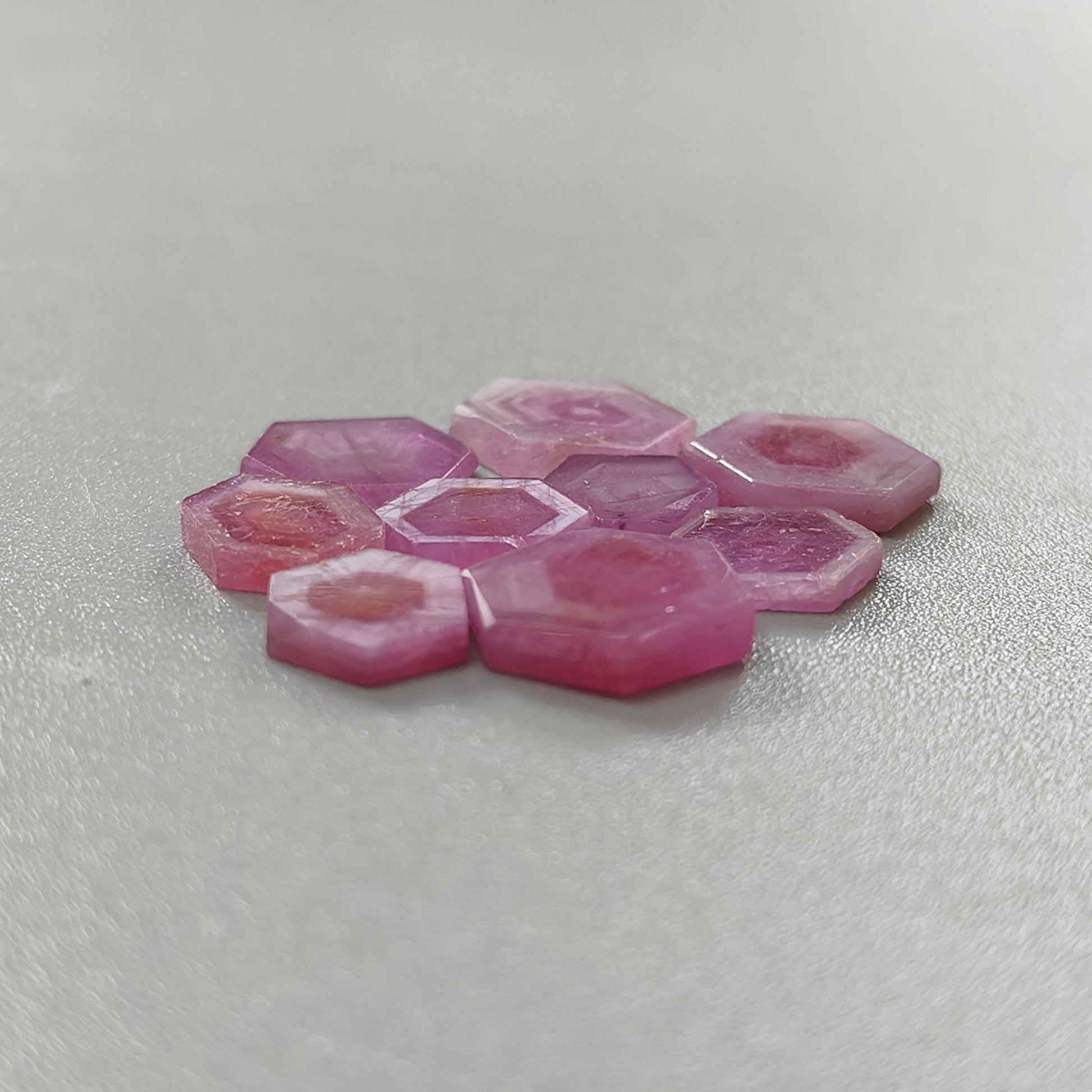 tranches plates de saphir rose en forme d'hexagone