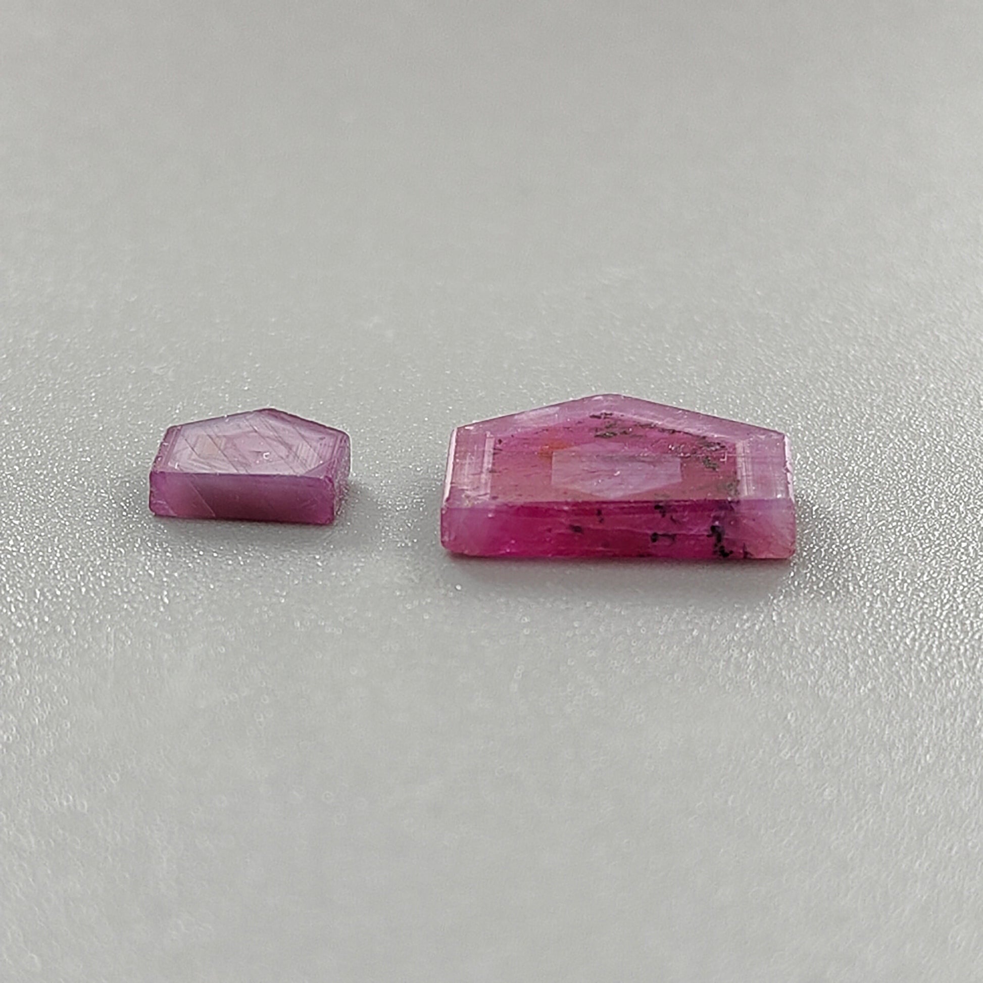 天然未処理サファイアのフラットスライス