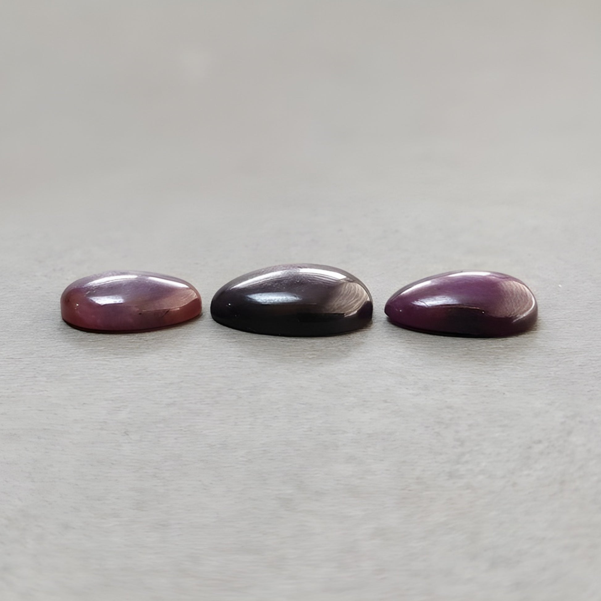 スターサファイアの卵型カボション宝石