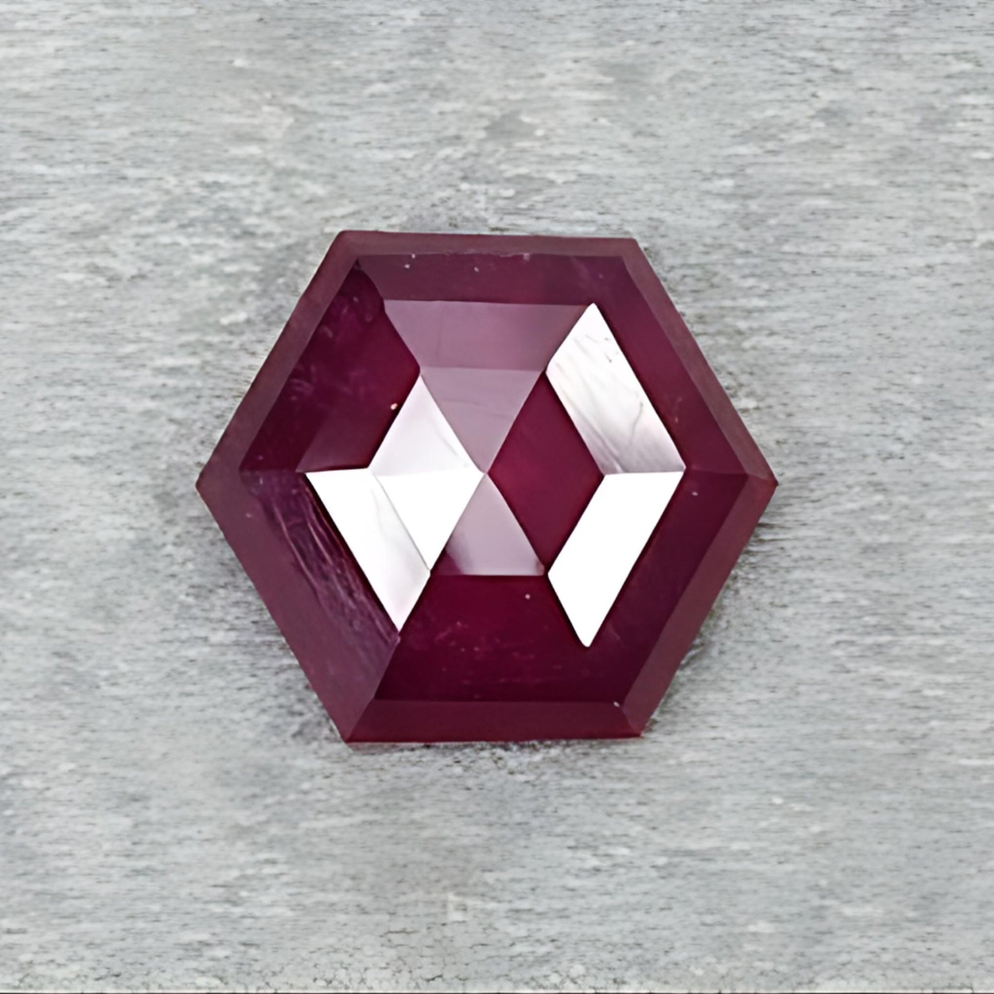 rubis rouge taille hexagonale à degrés