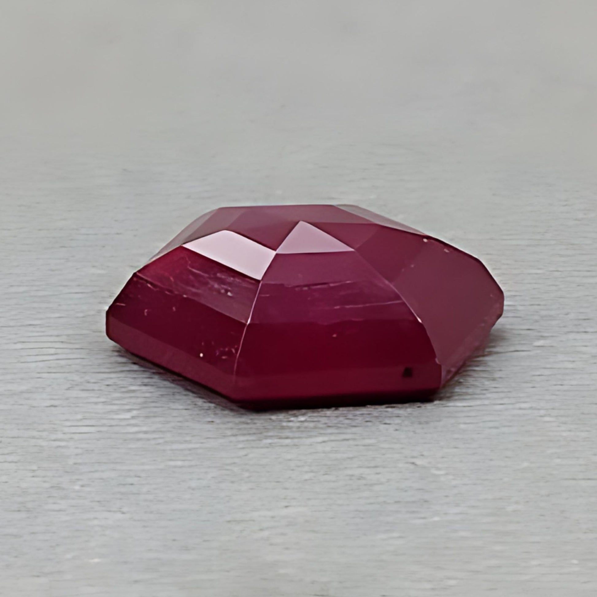 レッドルビーステップカット