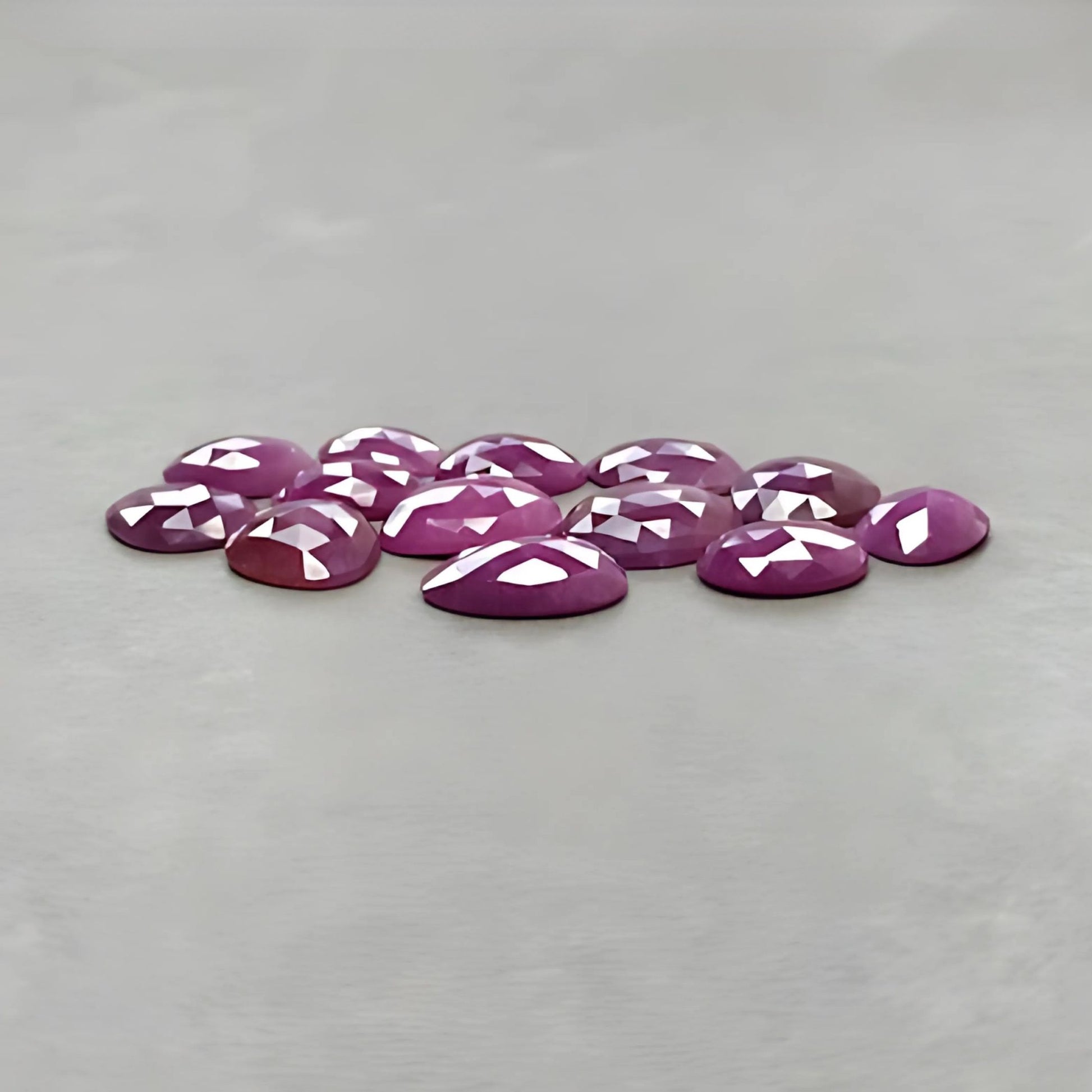 fette tagliate a rosa di rubino rosso