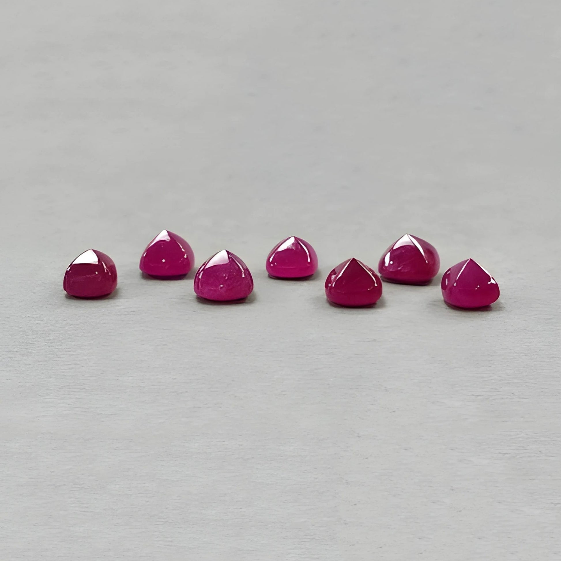 Rubin-Cabochon in Zuckerhutform