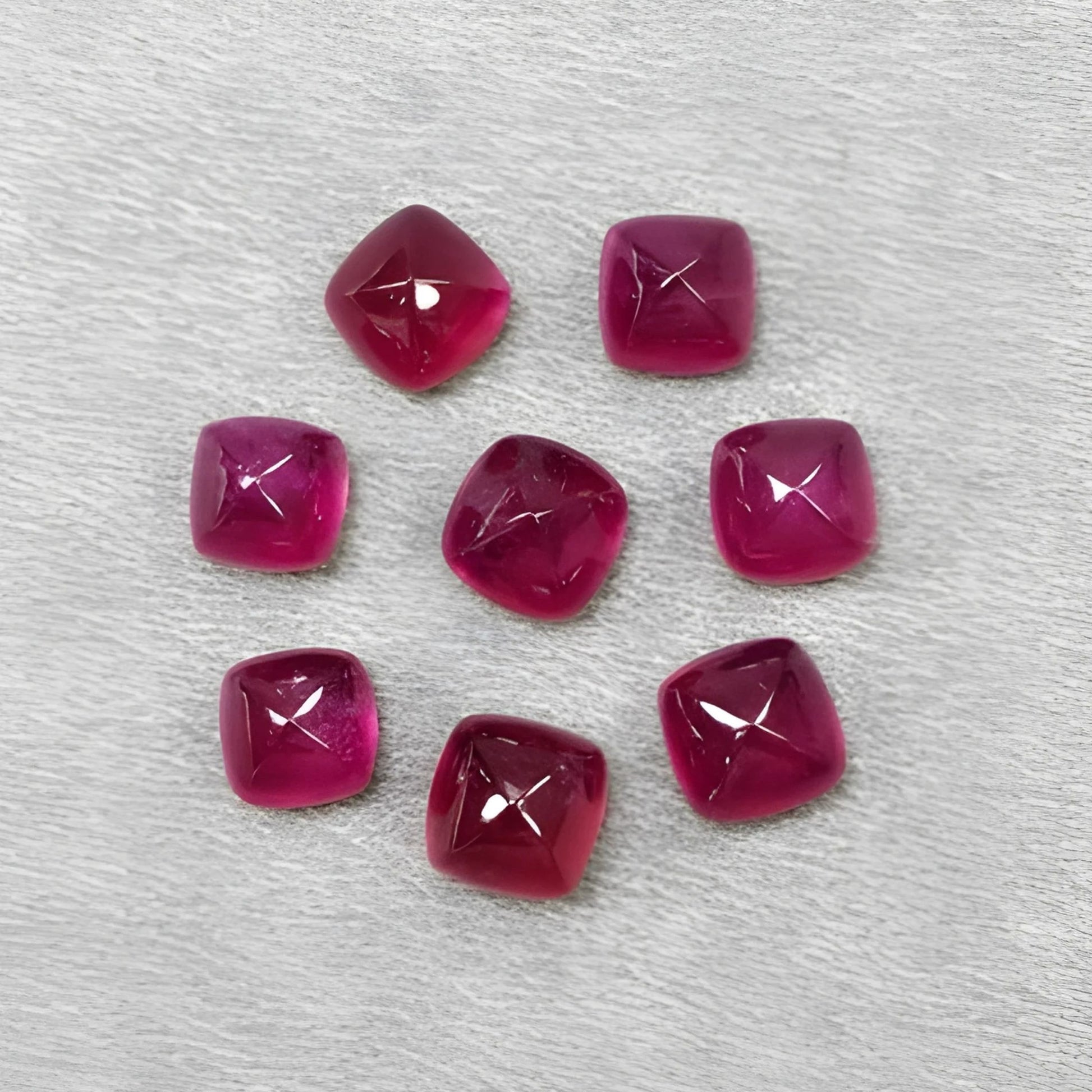 Rubin-Cabochon in Zuckerhutform