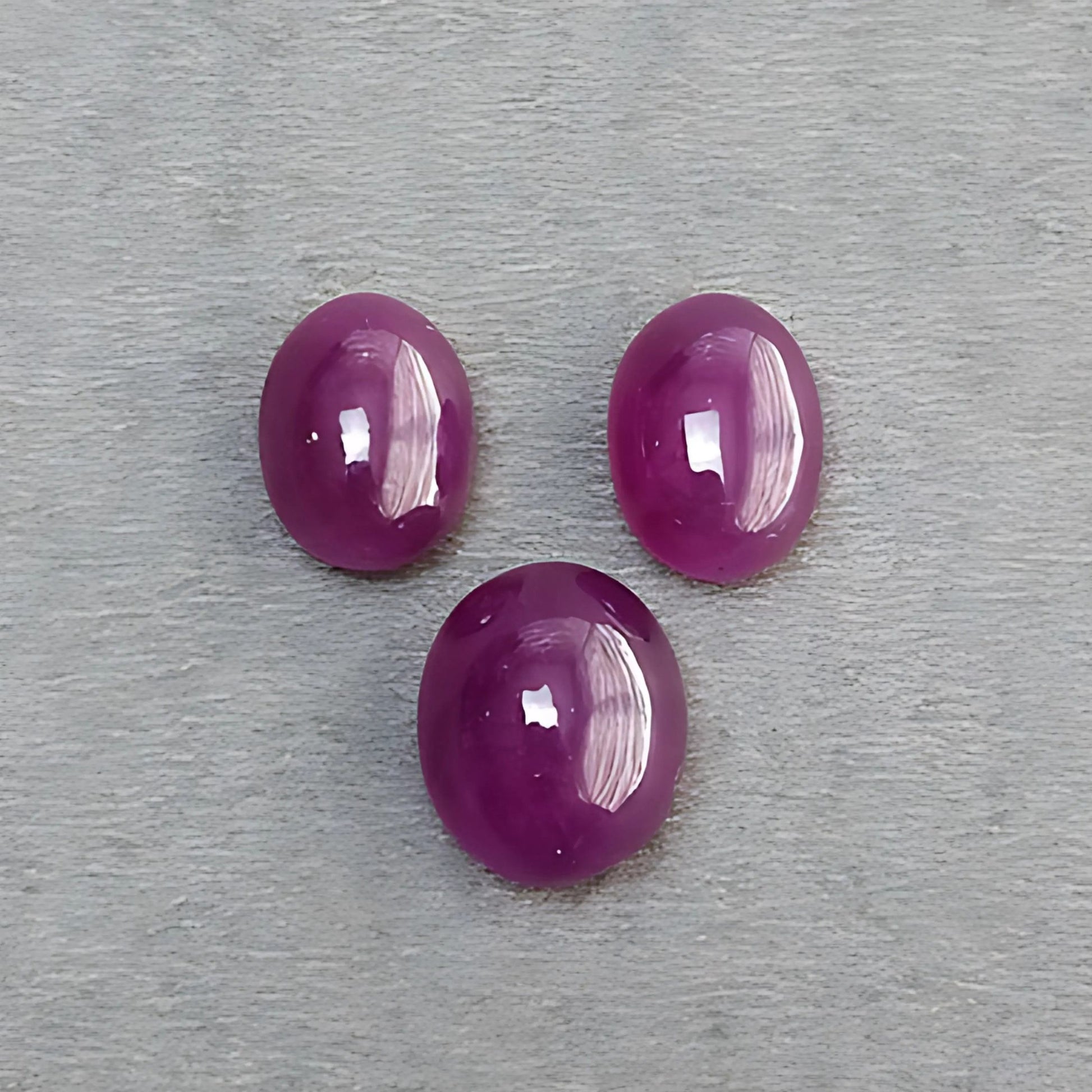 cabochon ovale di rubino