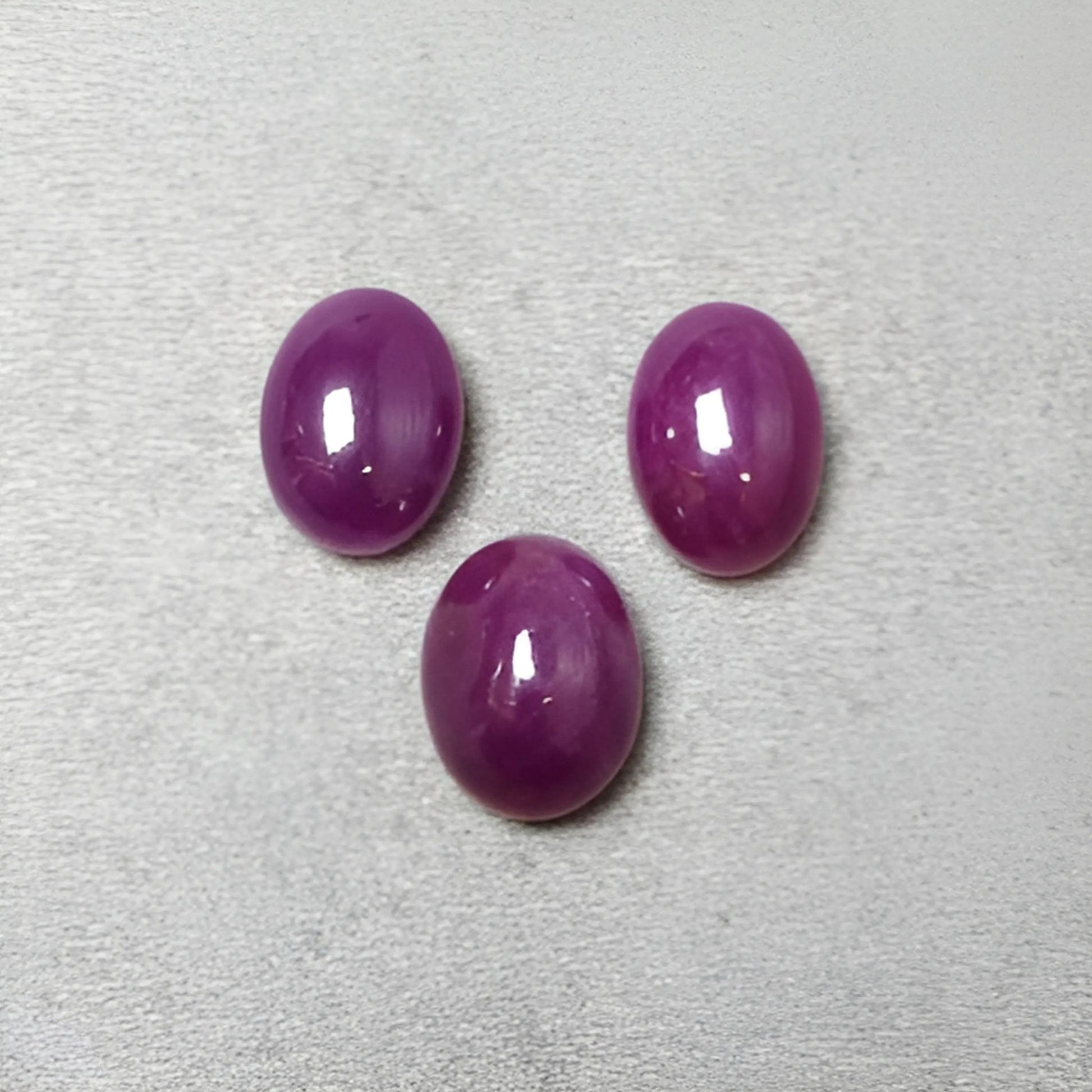 cabochon rubis de forme ovale