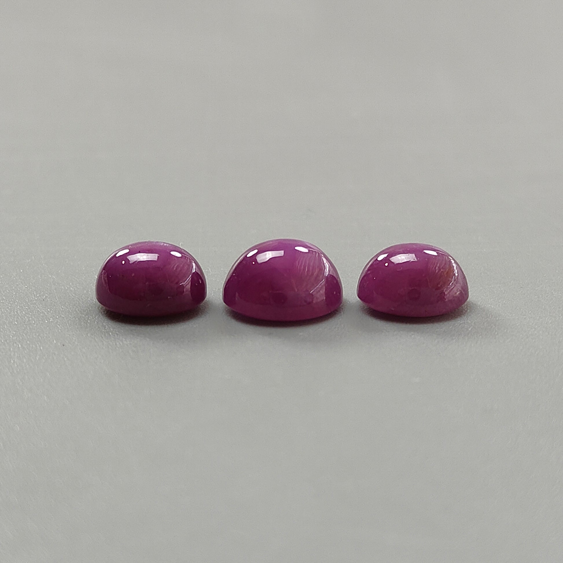 rubino rosso ovale cabochon