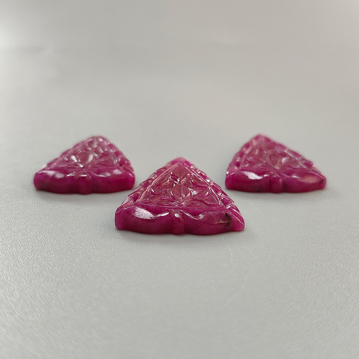 نحت الأحجار الكريمة الياقوتية