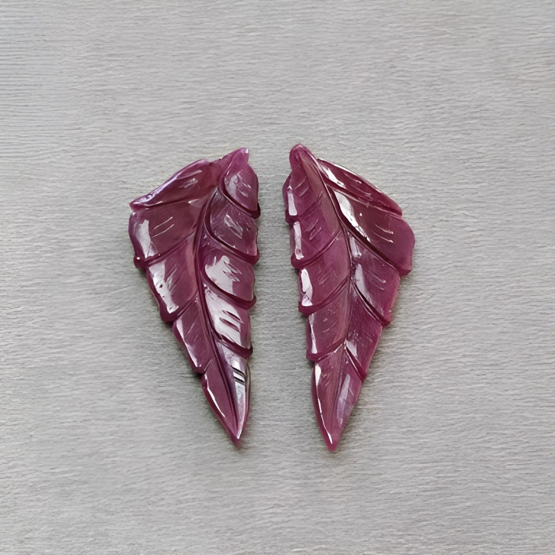 intaglio di foglie di rubino rosso