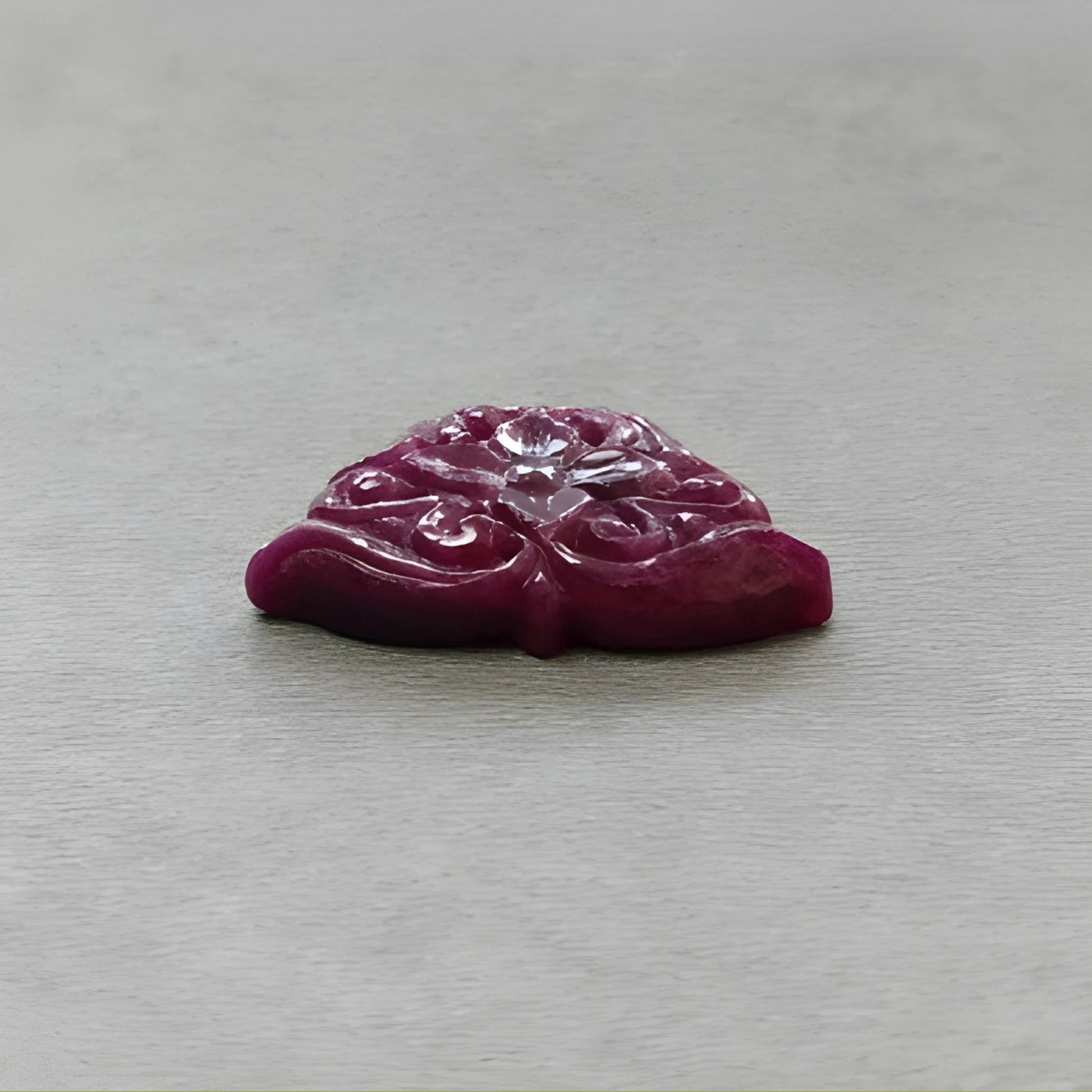 intaglio naturale di rubino rosso