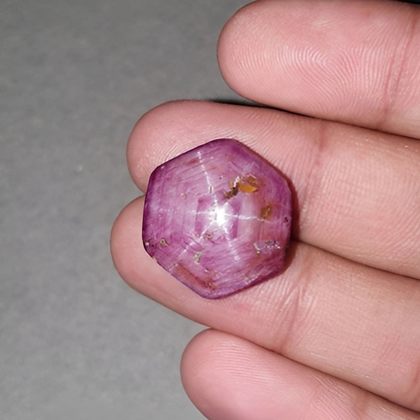 Cabochon rubis étoilé