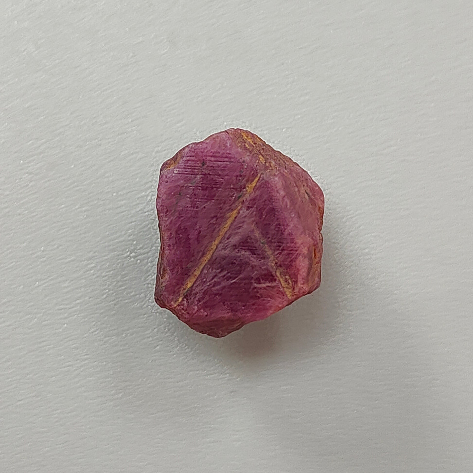 天然の赤いルビー