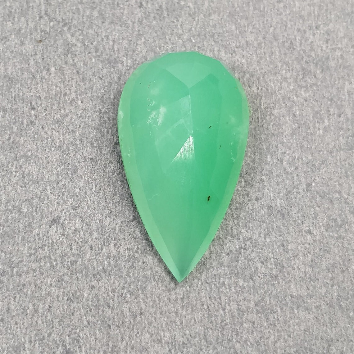 Chrysoprase en forme de poire taillée à facettes